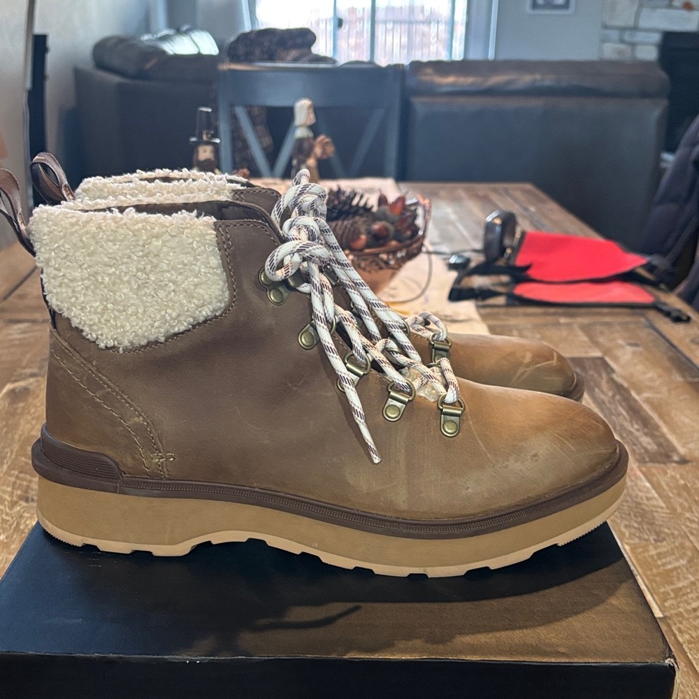 Women’s Sorel Waterproof booties, like new. Size 10.5 - Picture 4 of 6